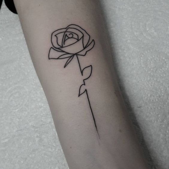 Tatouage Rose En Trait Unique Sur Le Bras