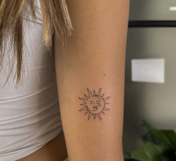 Tatouage Soleil Et Lune Minimaliste Sur Le Bras