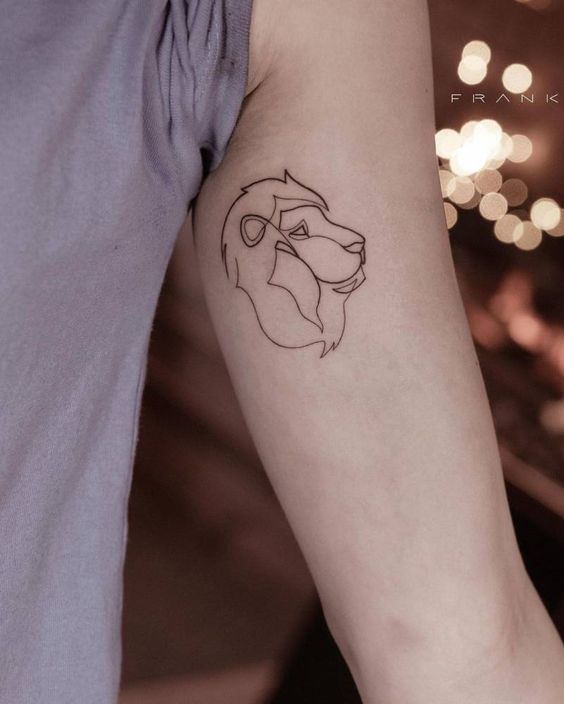 Tatouage Tête De Lion En Trait Unique Sur Le Bras
