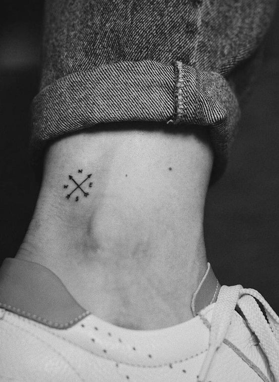 Tatouage Boussole Minimaliste Discret Sur La Cheville