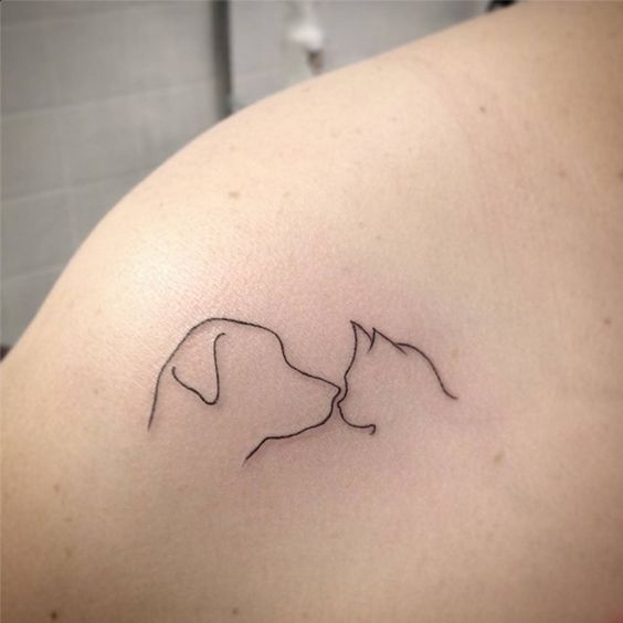 Tatouage Chien Et Chat Minimalistes Sur L'épaule