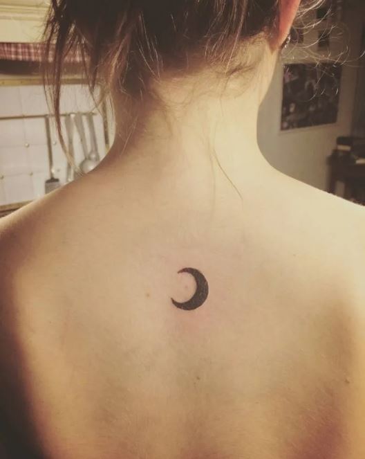 Tatouage Croissant De Lune Noir Sur Le Dos