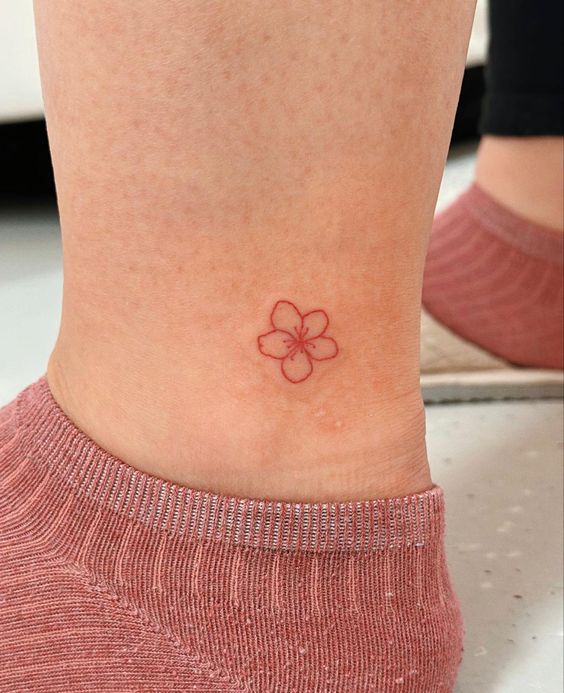 Tatouage Fleur Minimaliste à L'encre Rouge Sur La Cheville