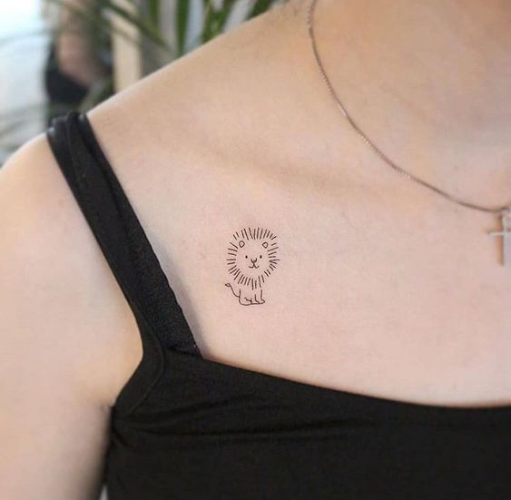 Tatouage Lion Souriant Minimaliste Sur La Clavicule