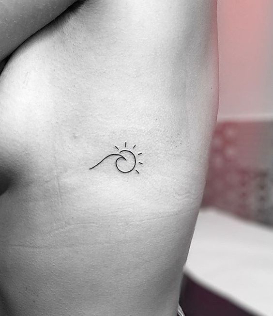 Tatouage Soleil Et Vague Minimaliste Sur Les Côtes