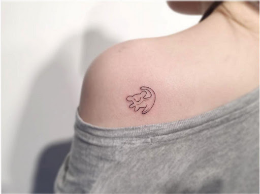 Tatouage Lionceau Minimaliste Sur L'épaule