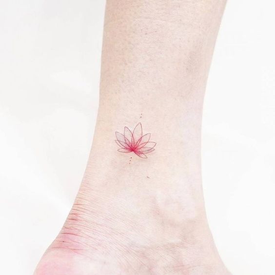 Tatouage Lotus Minimaliste Rouge Sur La Cheville