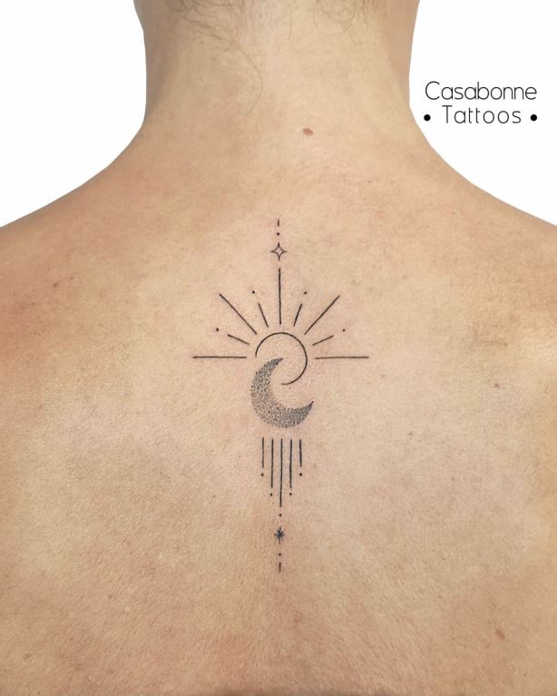 Tatouage Lune Dotwork Et Soleil Minimaliste Sur Le Dos