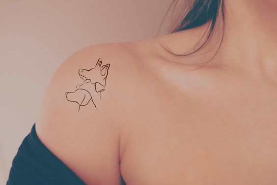 Tatouage Silhouettes De Chiens Sur L'épaule