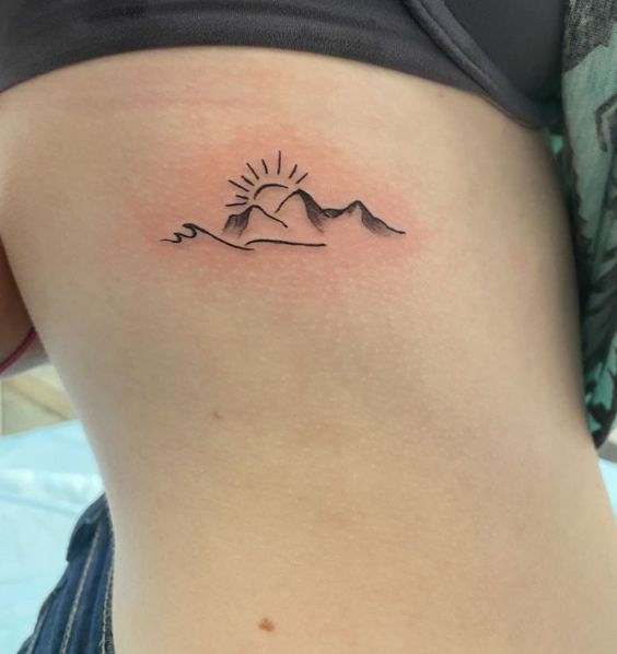 Tatouage Soleil, Montagne Et Vague Sur Les Côtes