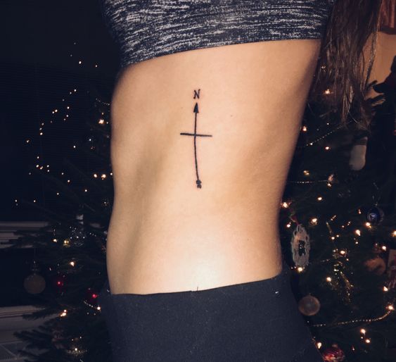 Tatouage Boussole Minimaliste Sur Les Côtes