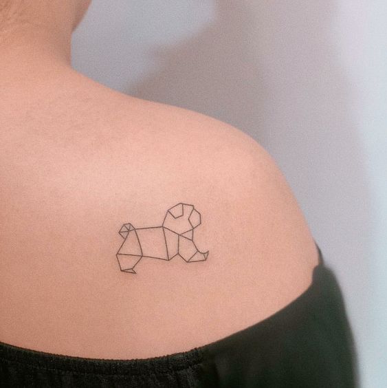 Tatouage Chien Géométrique Sur L'épaule