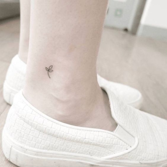 Tatouage Feuilles Minimalistes Sur La Cheville