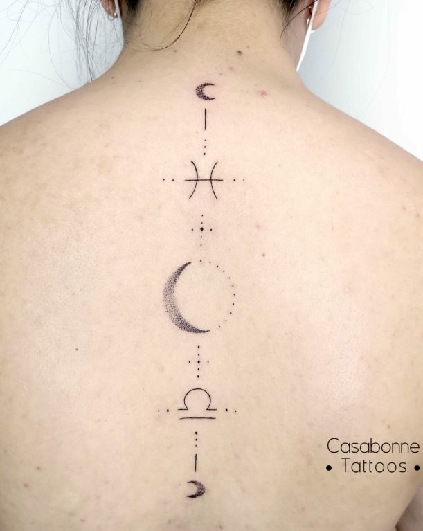 Tatouage Lunes En Dotwork Avec Symboles Sur Le Dos