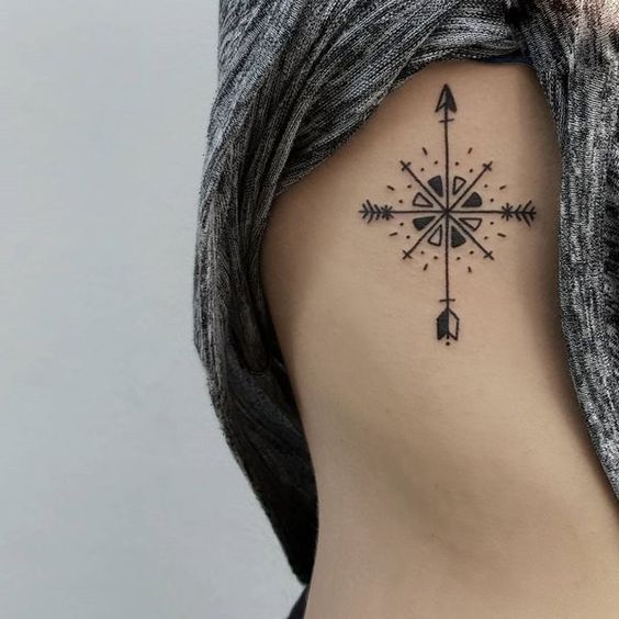 Tatouage Boussole Minimaliste Et Flèche Sur Les Côtes