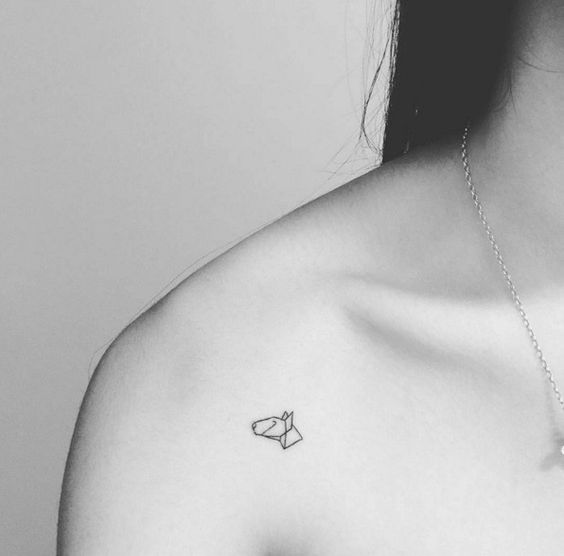 Tatouage Bull Terrier Géométrique Sur L'épaule