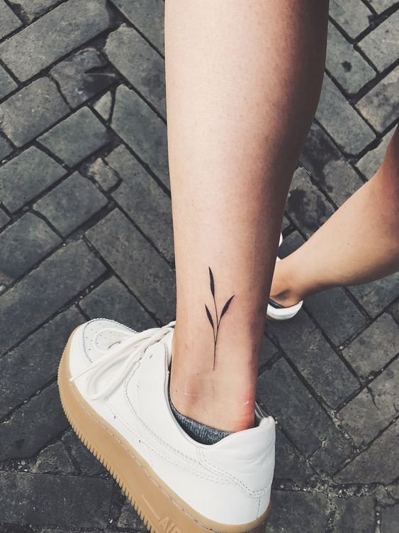 Tatouage Feuilles Noires Sur La Cheville