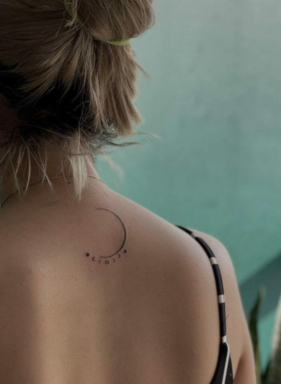 Tatouage Phase De La Lune Minimaliste Sur Le Dos