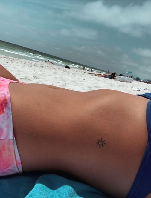 Tatouage Soleil Discret Sur La Hanche