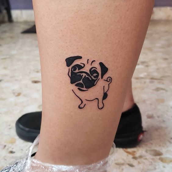 Tatouage Carlin à L'encre Noire Sur La Jambe