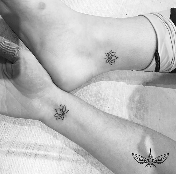 Tatouage Lotus Minimaliste Sur Le Poignet Et Sur La Cheville