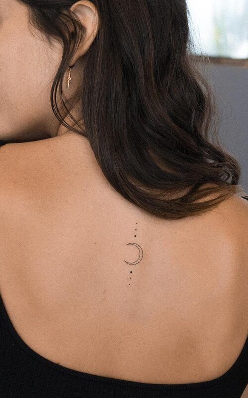 Tatouage Lune Minimaliste Et Points Noirs Sur Le Dos