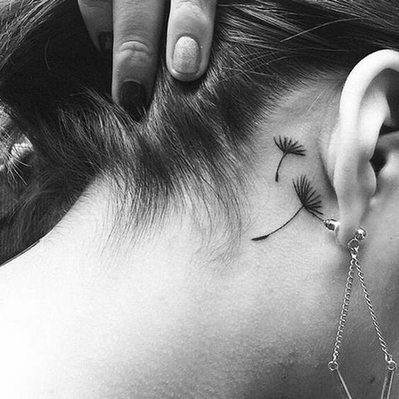 Tatouage Pissenlits Minimalistes Derrière L'oreille