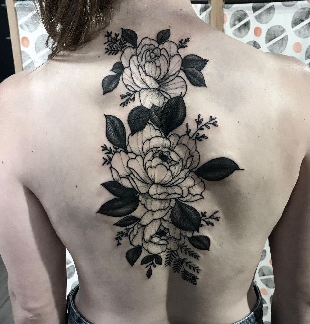 Tatouage Pivoines En Noir Et Gris Sur Le Dos