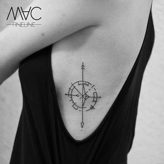 Tatouage Boussole Minimaliste Et Flèche Sur Les Côtes