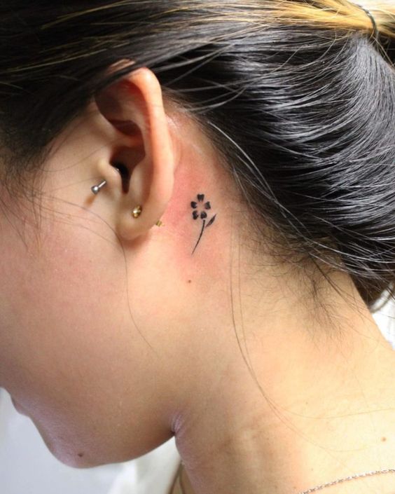 Tatouage Fleur Minimaliste Noire Derrière L'oreille