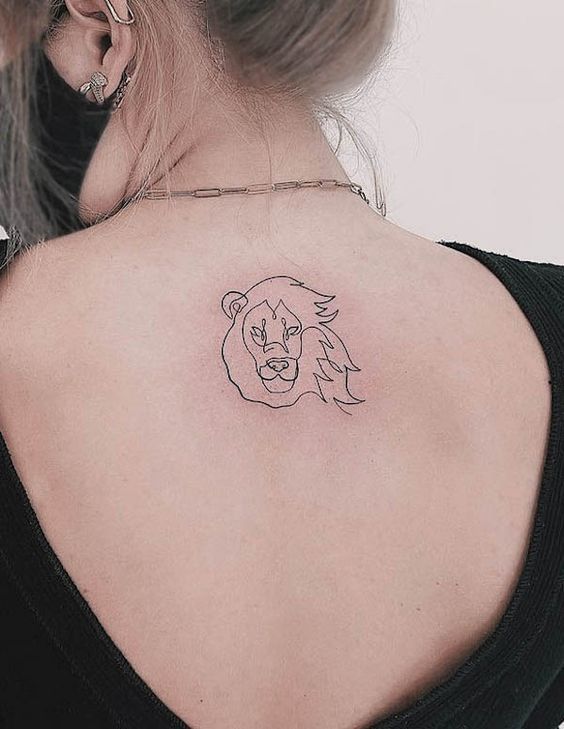 Tatouage Lion En Lignes Fines Sur Le Dos