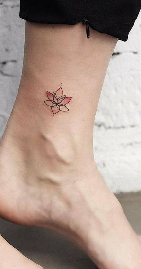 Tatouage Lotus Minimaliste Orange Sur La Cheville