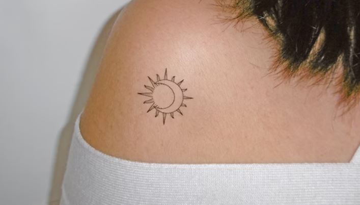 Tatouage Lune Et Soleil Minimalistes Sur L'épaule
