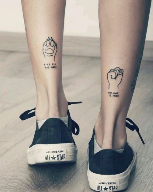 Tatouage Patte De Chien Et Poing Sur La Jambe