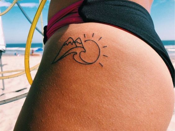 Tatouage Soleil, Montagne Et Vagues Sur La Hanche
