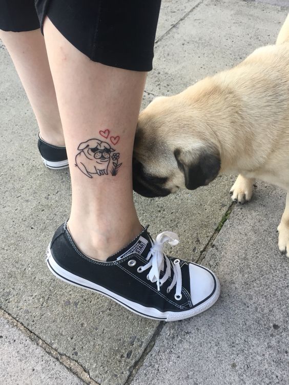 Tatouage Carlin, Fleur Et Coeurs Rouges Sur La Jambe