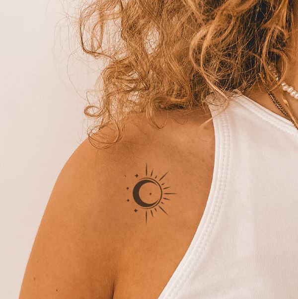 Tatouage Lune, Soleil Et étoiles Minimalistes Sur L'épaule