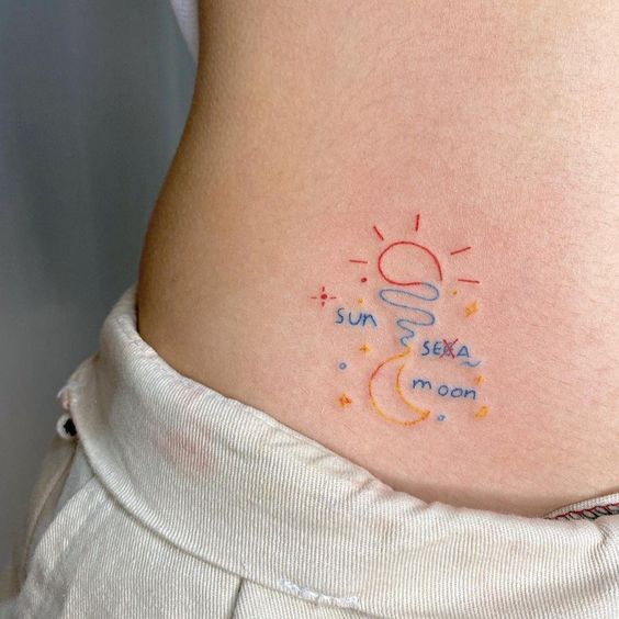 Tatouage Soleil Et Lune Colorés Sur La Hanche