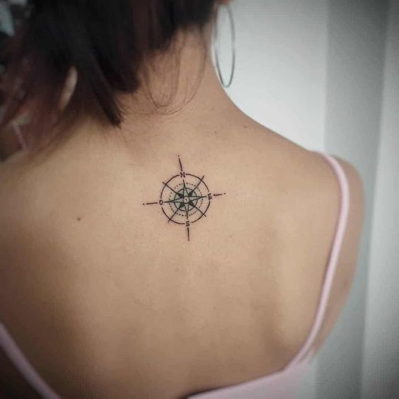 Tatouage Boussole Minimaliste Avec Cercles Sur Le Dos