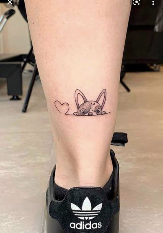 Tatouage Bulldog Minimaliste Et Coeur Sur La Jambe