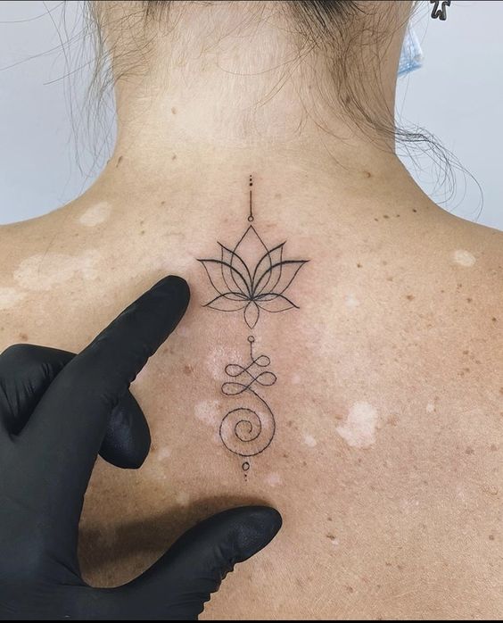 Tatouage Lotus Et Unalome Sur Le Dos