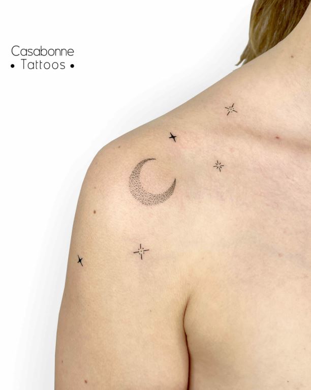 Tatouage Lune En Dotwork Et étoiles Minimalistes Sur L'épaule