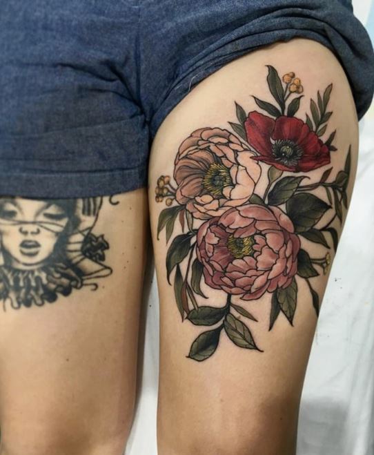 Tatouage Pivoines Colorées Sur La Cuisse