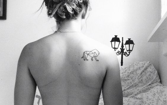 Tatouage Lion Géométrique Sur Le Dos