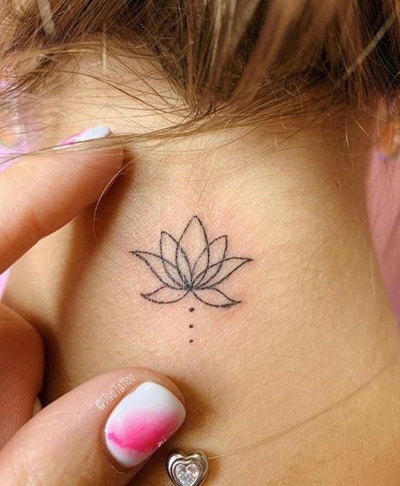 Tatouage Lotus Et Dots Sur La Nuque