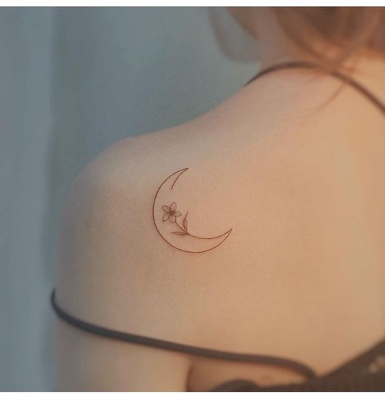 Tatouage Lune Minimaliste Avec Fleur Sur L'épaule