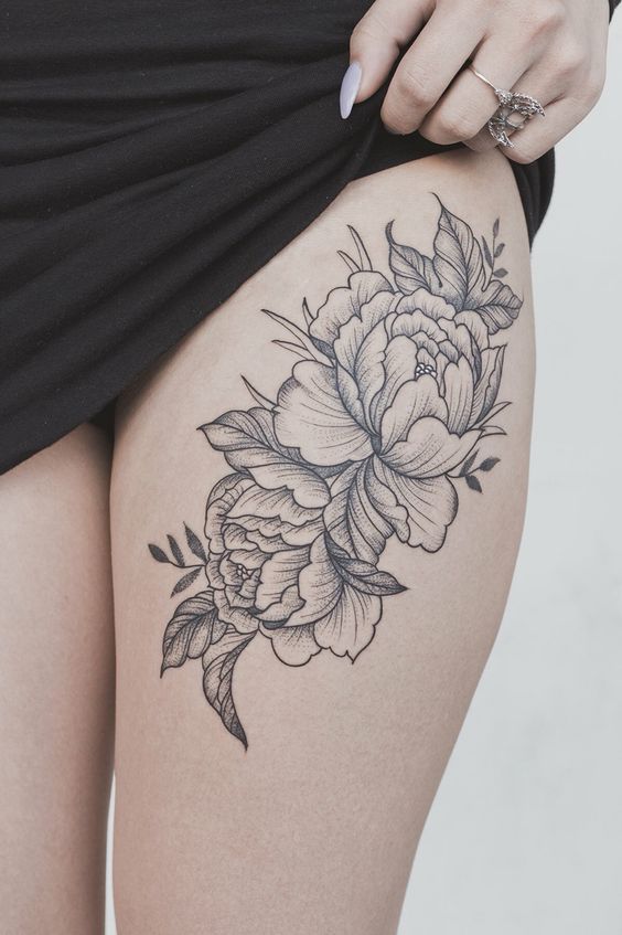Tatouage Pivoines à L'encre Noire Sur La Cuisse