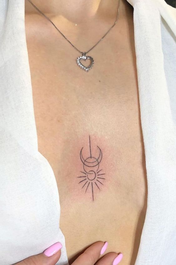 Tatouage Soleil Et Lune En Pendentif Sur Le Sternum