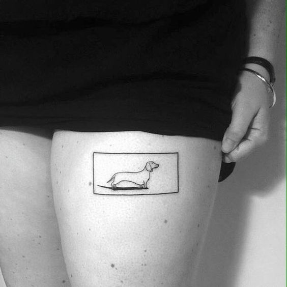 Tatouage Teckel Minimaliste Encadré Sur La Cuisse