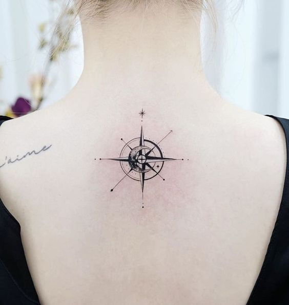 Tatouage Boussole Minimaliste Avec étoile Et Lune Sur Le Dos
